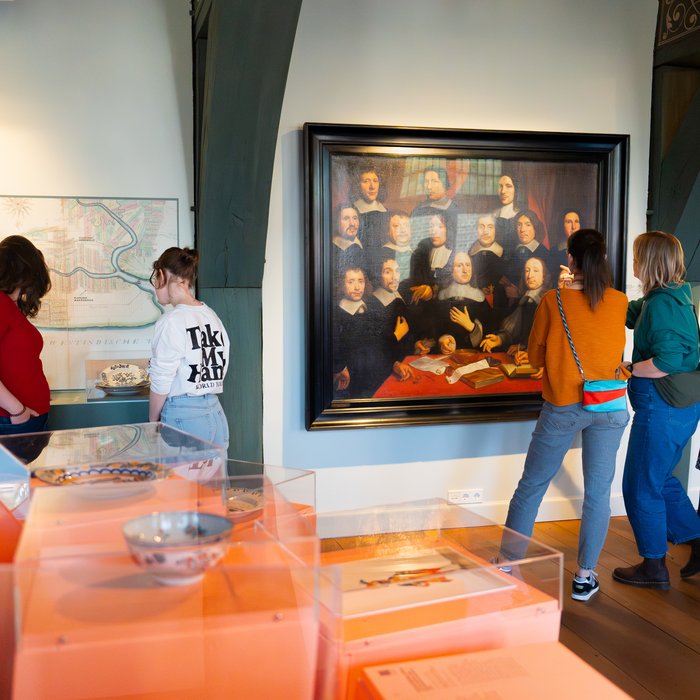 Bezoekers in de zaal Burgers van de Republiek in museum Hof van Nederland te Dordrecht. - 2026