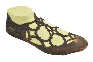 Opengewerkte 14de-eeuwse schoen