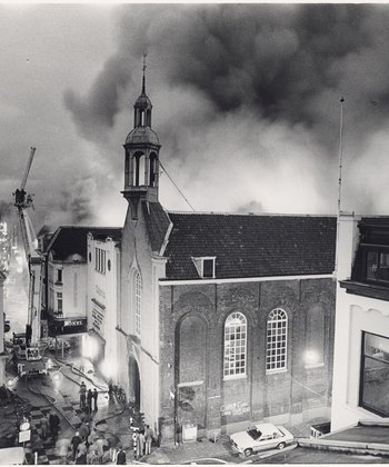 Brand in de meubelzaak Buytink op de hoek van de Voorstraat en Visstraat rondom de Waalse Kerk en bioscoop Astoria.