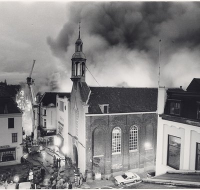 Brand in de meubelzaak Buytink op de hoek van de Voorstraat en Visstraat rondom de Waalse Kerk en bioscoop Astoria.