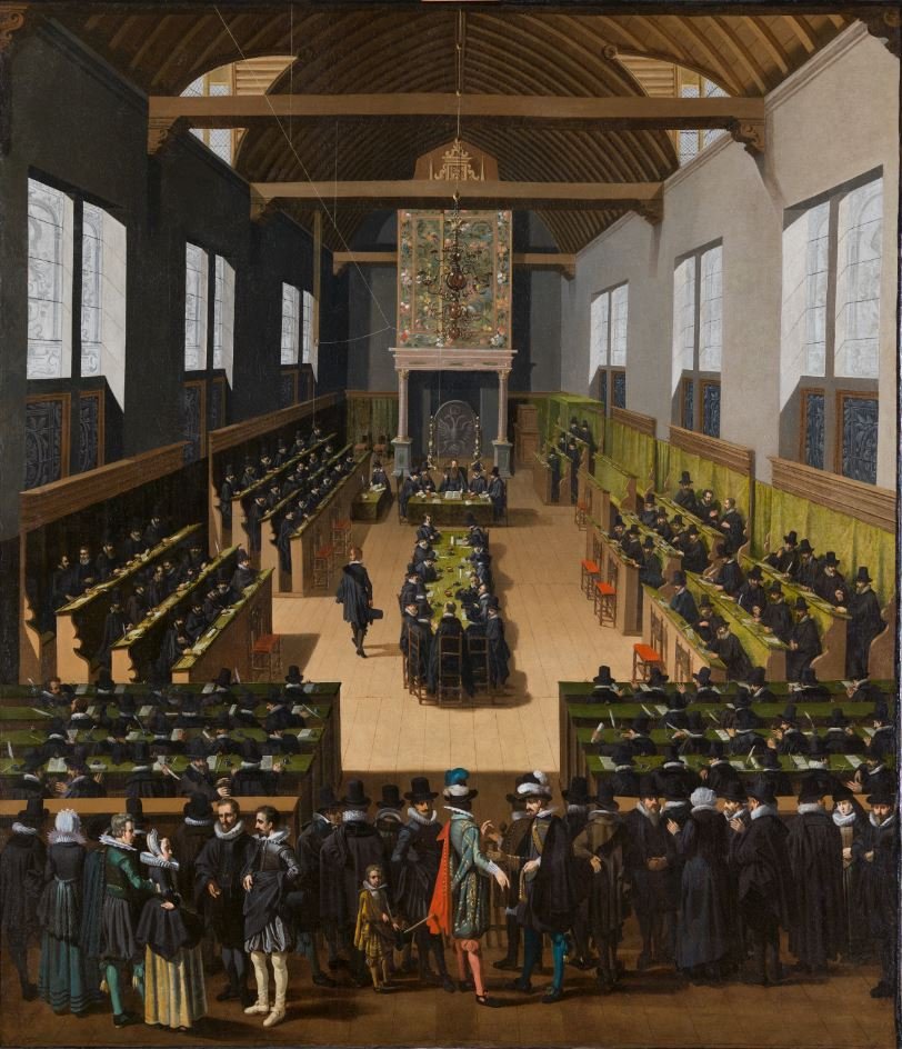 Schilderij van de Nationale Synode van Dordrecht. Mannen zitten in de banken en staan te praten.