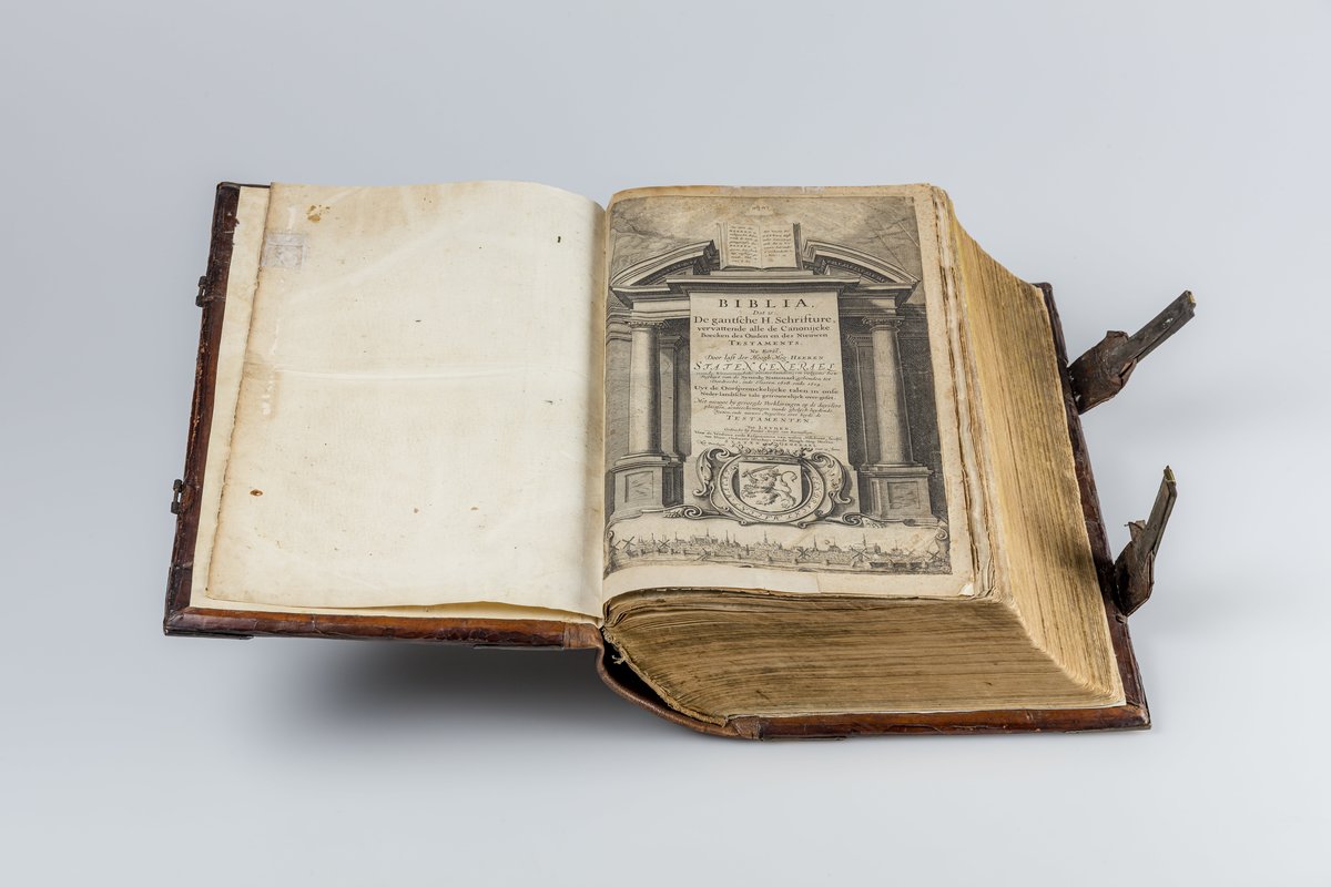 De eerste Statenbijbel onderdeel van collectie Regionaal Archief Dordrecht.