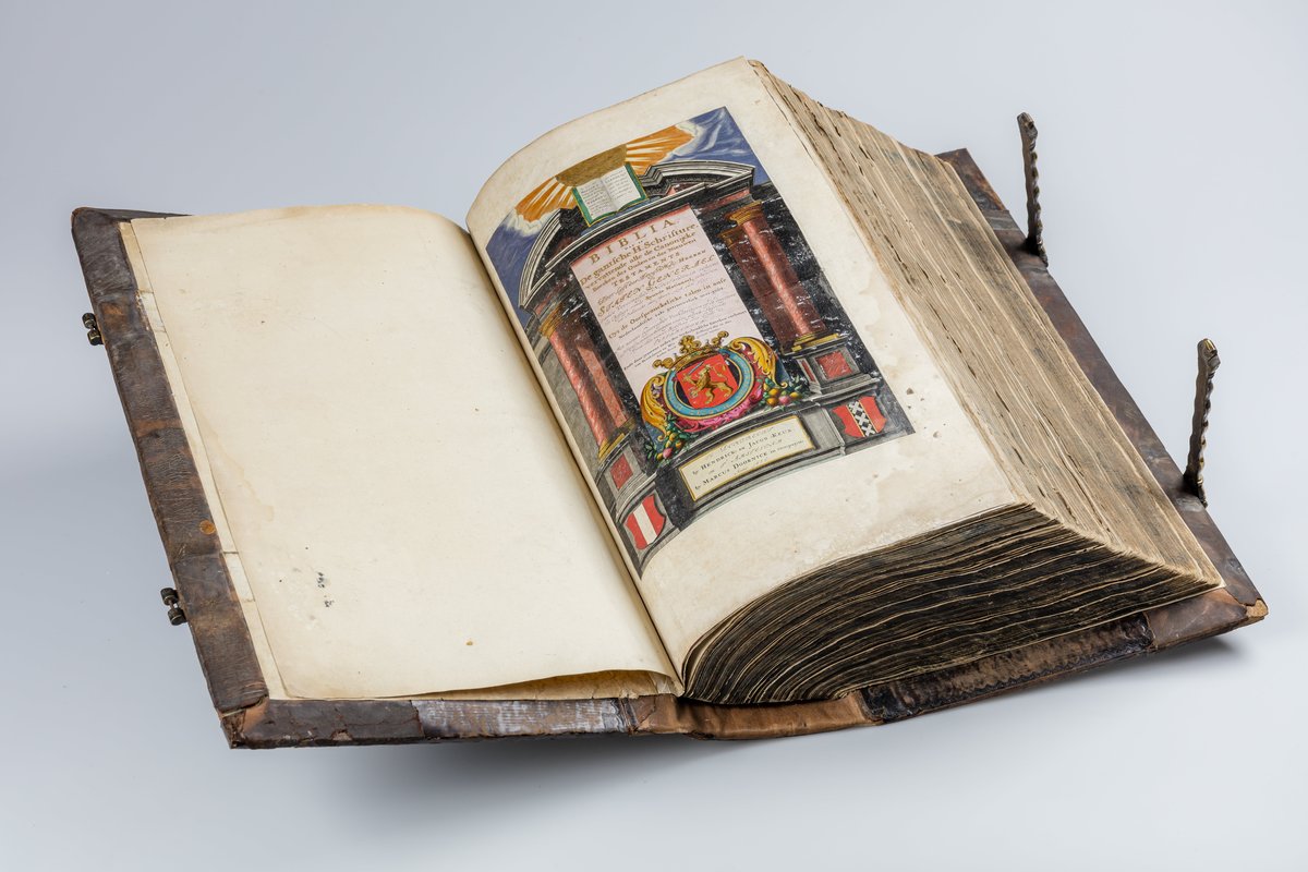 De eerste Statenbijbel met prenten onderdeel van collectie Regionaal Archief Dordrecht.