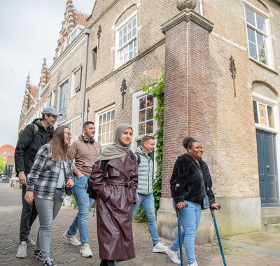 Een groepje jongeren loopt door de straten rondom Hof van Nederland