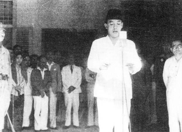Frans Mendur - President Sukarno roept de republiek Indonesië uit - 1945 Frans Mendur - President Sukarno roept de republiek Indonesië uit - 1945