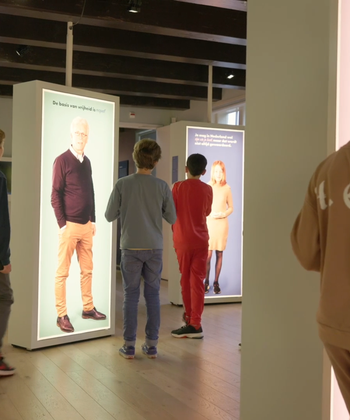 Kinderen uit groep 7 & 8 lopen langs portretten in Hof van Nederland