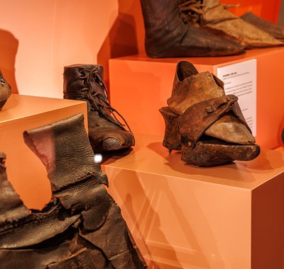 Leren schoenen uit de collectie van het Hof van Nederland.