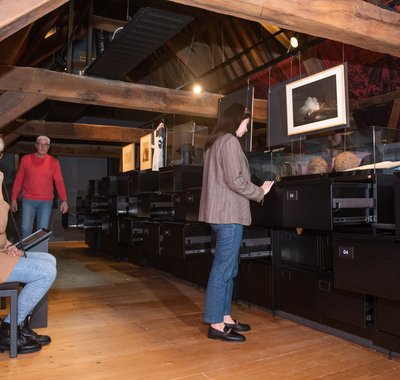 Dordtenaren in rampspoed is een tentoonstelling in het Hof van Nederland. Een aantal mensen staat verspreid door de zaal te kijken naar de objecten.