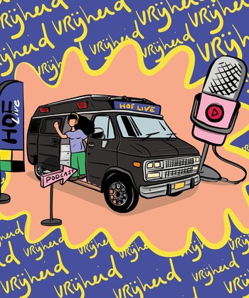 Een vrouw met headphones op staat in een zwart busje met de deur open, ze zwaait naar buiten. Een bord met: 'podcast', wijst naar het busje.