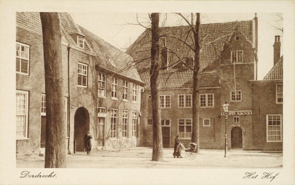 Sepia foto van Het Hof. Op het Hofplein loopt een dame met een kinderwagen.