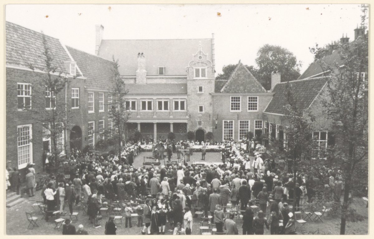 Een grote menigte op het Hofplein. Er is een voorstelling gaande.