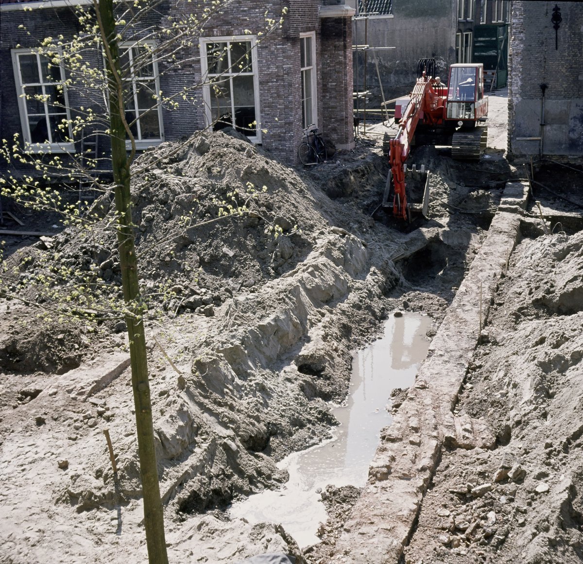 Opgravingen rond het Hof waarbij de oude kloostergang wordt gevonden - 1970