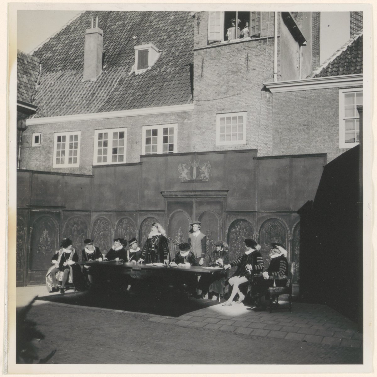 Afbeelding Reenactment tijdens de eerste herdenking van de Eerste Vrije Statenvergadering in 1947 onderdeel van collectie Regionaal Archief Dordrecht.