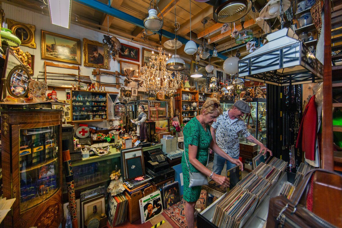 People visiting a antique shop in Dordrecht
