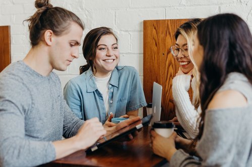 Een groep vrienden aan het studeren in een lunchcafé