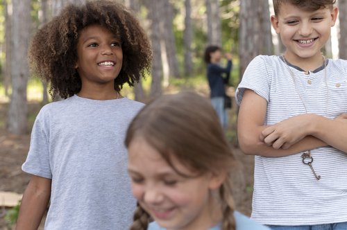 Kinderen van diverse afkomst spelen samen buiten