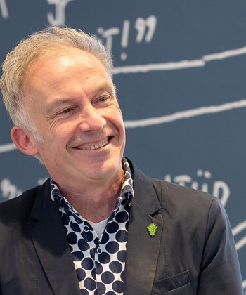 Ralf Embrechts van Quiet 500 vertelt over de kloof tussen arm en rijk in Nederland tijdens de lezing Armoede in museum Hof van Nederland.
