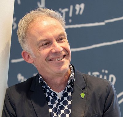 Ralf Embrechts van Quiet 500 vertelt over de kloof tussen arm en rijk in Nederland tijdens de lezing Armoede in museum Hof van Nederland.